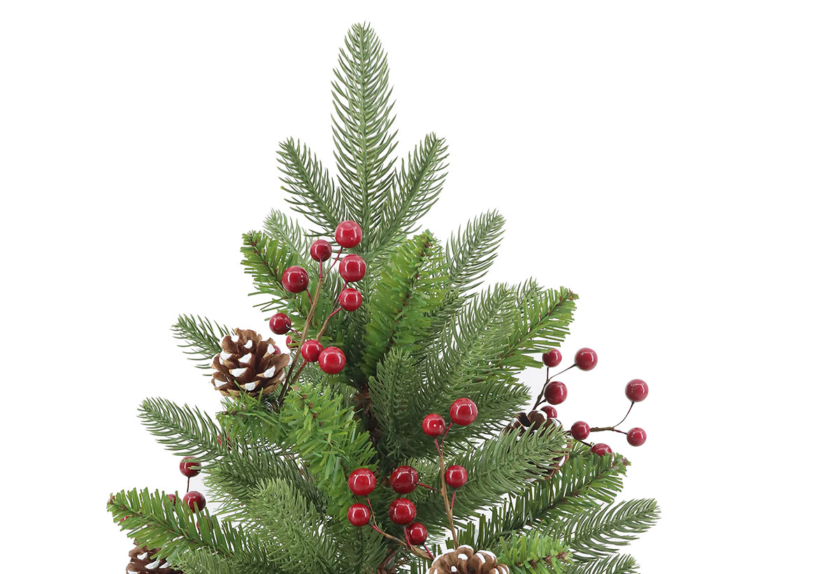  Κοντινή λήψη του δέντρου Frosted Berries & Pinecone με έμφαση στα φυσικά του κλαδιά και στη διακοσμησή του.